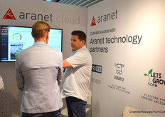 Erik van der Made of Aranet Cloud is busy talking with Leon Tacken of Hotraco Horti.